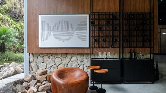 A adega planejada deixa o ambiente mais harmônico.